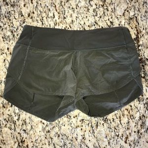 Lululemon Run Speed Short sz. 2, hunter/army grn.